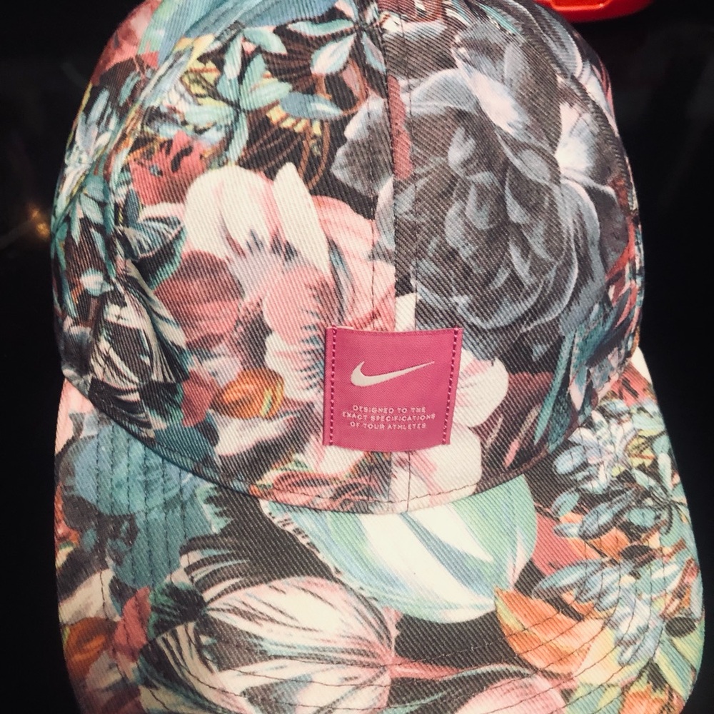 Nike Women's Hawaiian heritage86 golf Multicolor Floral golf cap one-size adj